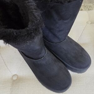 Women's Black Faux Suede Fur-Lined Boots 9M